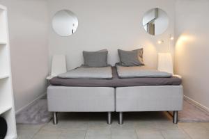 ein Bett mit zwei Kissen darauf in einem Zimmer in der Unterkunft Villa Rajaportti Loft with lake view and free front door parking&electric car plugs in Tampere