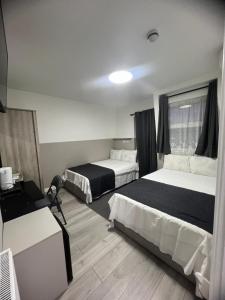 Ένα ή περισσότερα κρεβάτια σε δωμάτιο στο Plaza London Hotel