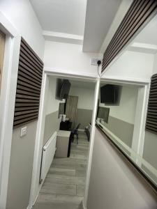 Μια τηλεόραση ή/και κέντρο ψυχαγωγίας στο Plaza London Hotel +99 φωτογραφίες