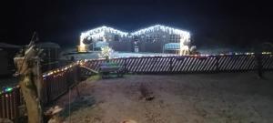 una casa decorata con luci di Natale di notte di Alpaca Hideaway a Newtown Altre 3 foto