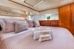 un letto grande con cuscini sopra di DS MAI Sailing ad Atene