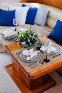 un tavolo con piatti e bicchieri da vino sopra di DS MAI Sailing ad Atene Altre 78 foto
