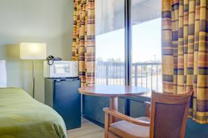 Kuchyň nebo kuchyňský kout v ubytování Capital O Travelers Inn Lawton Fort Sill