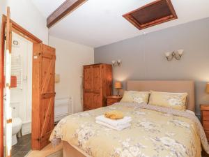 ein Schlafzimmer mit einem Bett mit Handtüchern darauf in der Unterkunft Miners Dry in Gunnislake