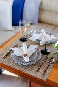 un tavolo con una apparecchiatura con piatti e bicchieri da vino di DS MAI Sailing ad Atene