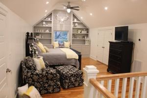 TV a/nebo společenská místnost v ubytování The Cottage At The Lake - Green River Lake