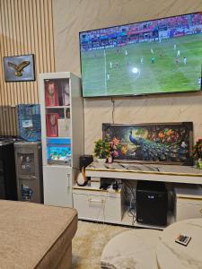 Una sala de estar con un televisor de pantalla plana en una pared. en Neriah paradise, en Nairobi