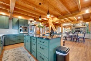 Köök või kööginurk majutusasutuses Big Groups Welcome! Mtn-View Onalaska Estate