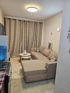 una sala de estar con un sofá y una mesa en Neriah paradise, en Nairobi