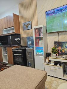 Una sala de estar con un televisor en la pared. en Neriah paradise, en Nairobi