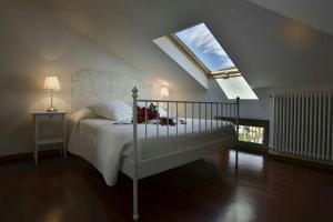ヴァレンナにあるCasa Al Prato Apt. Fのベッドルーム(ベッド1台、天窓付)