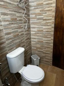 baño con aseo y pared de ladrillo en Chuy Aparts 2, en Chuy