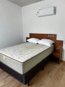 una cama sentada en una habitación con en Chuy Aparts 2, en Chuy