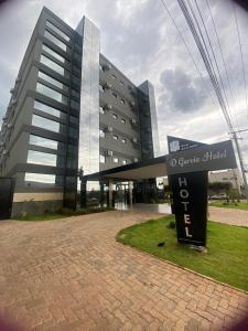 ein großes Gebäude mit einem Schild davor in der Unterkunft D` Garcia Hotel in Três Lagoas