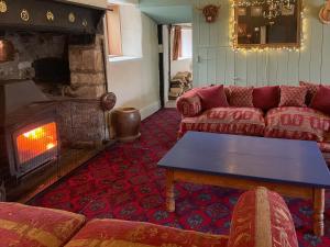 un salon avec un canapé et une cheminée dans l'établissement Duvale Priory - 9985, à Bampton