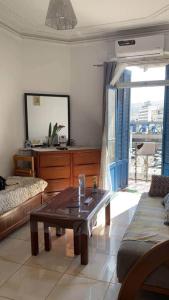 a living room with a couch and a coffee table at Charmant studio au cœur dAlger in Alger