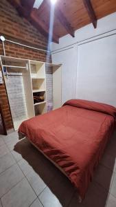 En eller flere senge i et værelse på Aiken Alojamiento + 9 billeder