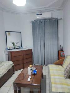 a living room with a couch and a coffee table at Charmant studio au cœur dAlger in Alger