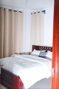 Giường trong phòng chung tại Lakeview Luxe Haven