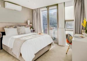 Ένα ή περισσότερα κρεβάτια σε δωμάτιο στο Luxury 2BR Sky Suite City Views & Prime Location