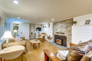 Istumisnurk majutusasutuses Peaceful Patio View! Waterfront Puget Sound Unit