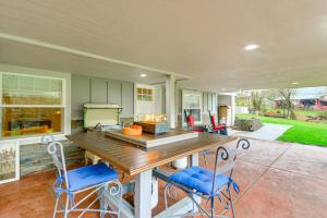 Foto sihtkohas Indianola asuva majutusasutuse Peaceful Patio View! Waterfront Puget Sound Unit galeriist