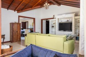 Μια τηλεόραση ή/και κέντρο ψυχαγωγίας στο Paraíso Buziano 2