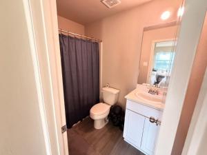 Ένα μπάνιο στο Modern Home with Spacious Yard in Houston +7 φωτογραφίες