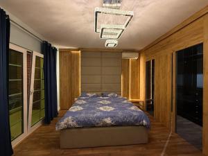Ένα ή περισσότερα κρεβάτια σε δωμάτιο στο Atrium Luxe Apartment, Sauk, Tirana