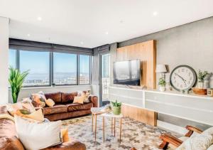 Μια τηλεόραση ή/και κέντρο ψυχαγωγίας στο Luxury 2BR Sky Suite City Views & Prime Location