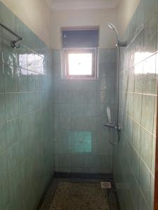 Ένα μπάνιο στο Nzuri Homes +5 φωτογραφίες