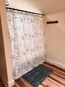 un rideau dans une pièce avec un tapis dans l'établissement Creekside Cottage, Private, Peaceful, Cozy Escape, à Maryville 31 autres photos