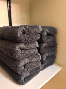 - une pile de serviettes sur une étagère dans une salle de bains dans l'établissement Creekside Cottage, Private, Peaceful, Cozy Escape, à Maryville
