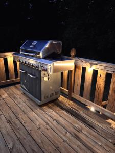 un gril posé sur une terrasse en bois dans l'établissement Creekside Cottage, Private, Peaceful, Cozy Escape, à Maryville