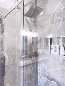 Ένα μπάνιο στο Newly Remodeled Pool Villa 3BD3BA by Summerlin