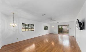 Μια τηλεόραση ή/και κέντρο ψυχαγωγίας στο 313-8 McFadden Dr +8 φωτογραφίες