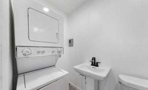 Ένα μπάνιο στο 313-8 McFadden Dr