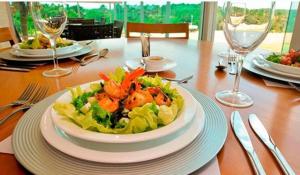 ein Tisch mit einem Teller mit Essen auf einem Tisch in der Unterkunft Salinas Park Resort in Salinópolis