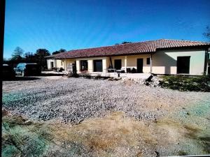 una casa con un cementerio delante de ella en Viviloue, en Saint-Pierre-Lafeuille