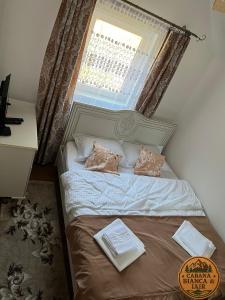 Postel nebo postele na pokoji v ubytování Cabana Bianca & Iair + 2 fotografie