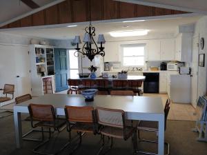 eine Küche und ein Esszimmer mit Tisch und Stühlen in der Unterkunft Escape in Edisto Island