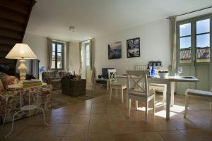 un soggiorno con tavolo e sedie di Casa Al Prato Apt. F a Varenna