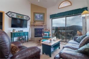 Μια τηλεόραση ή/και κέντρο ψυχαγωγίας στο Lake Forest Summit Condo: Great Penthouse Views