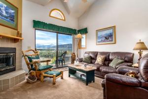 Χώρος καθιστικού στο Lake Forest Summit Condo: Great Penthouse Views