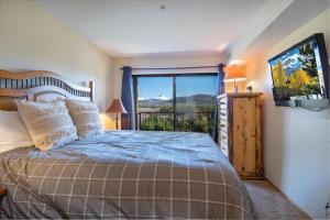 Ένα ή περισσότερα κρεβάτια σε δωμάτιο στο Lake Forest Shoreview Condo: Fantastic Views