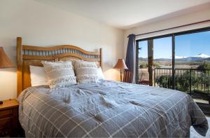 Ένα ή περισσότερα κρεβάτια σε δωμάτιο στο Lake Forest Shoreview Condo: Fantastic Views