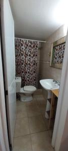 ein Badezimmer mit Toilette und Waschbecken in der Unterkunft BackPakersBasic in Tigre