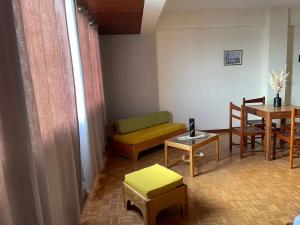 uma sala de estar com um sofá e uma mesa em Residencial P&P em Mindelo