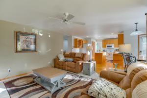 Kuchyň nebo kuchyňský kout v ubytování Spacious Home 5 Mi to Historic Downtown Sumner