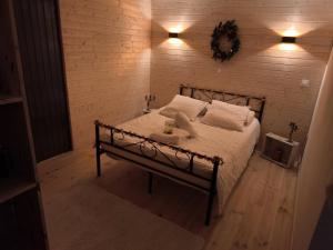 ein Schlafzimmer mit einem Bett mit weißen Laken und Kissen in der Unterkunft The Cottage at 7 in Sainte-Foy-la-Grande